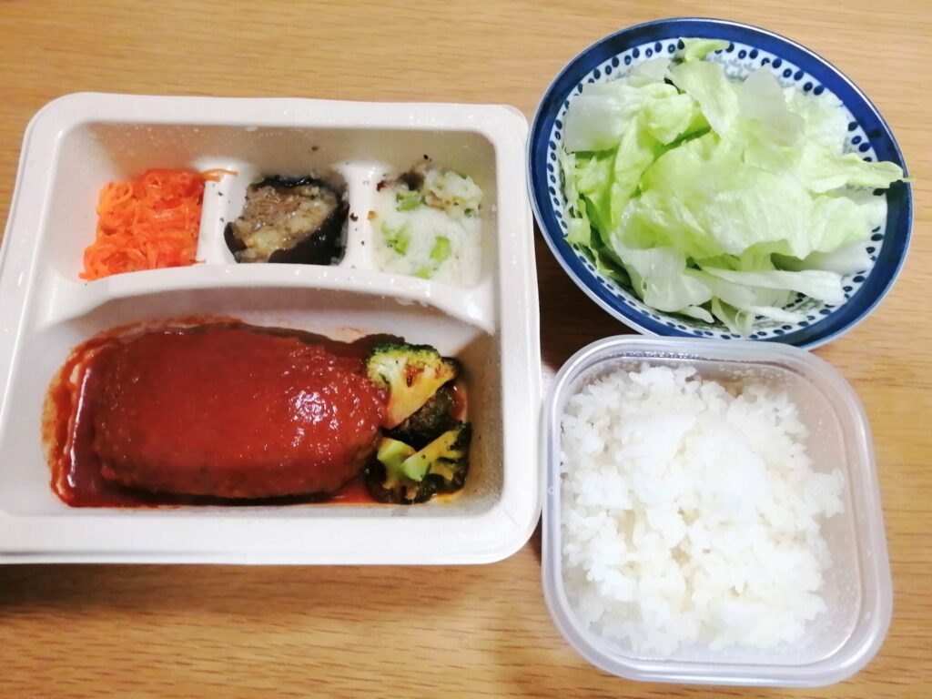 nosh（ナッシュ）のチリハンバーグとサラダ、冷凍ご飯の画像
