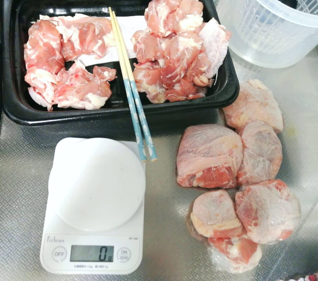 鶏もも肉を小分けにカットし、ラップに包んでいる画像
