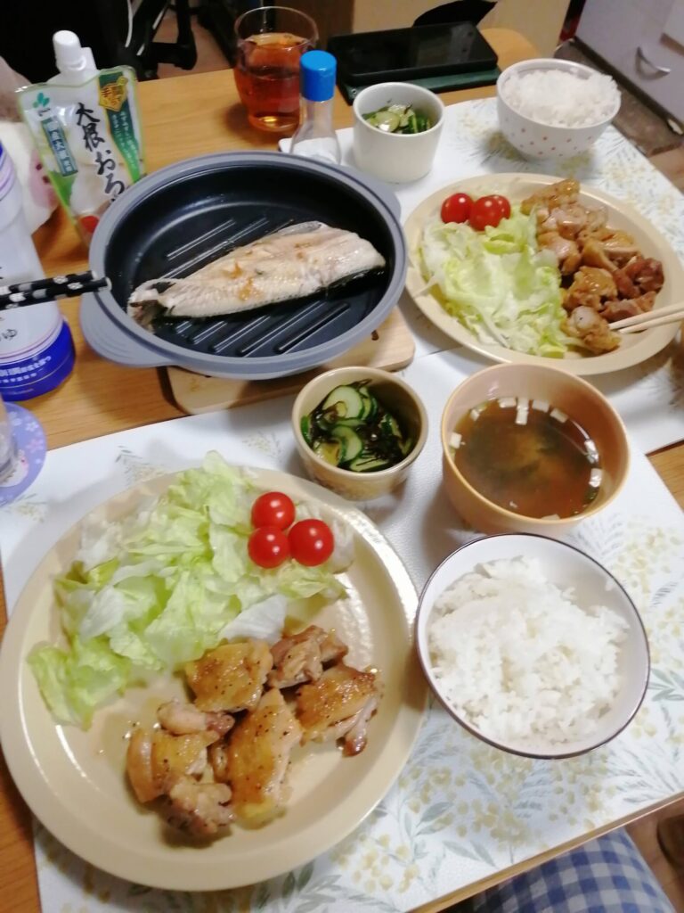ほっけ・照り焼きチキン・サラダ・きゅうりと塩昆布の和え物・味噌汁（インスタント）の画像