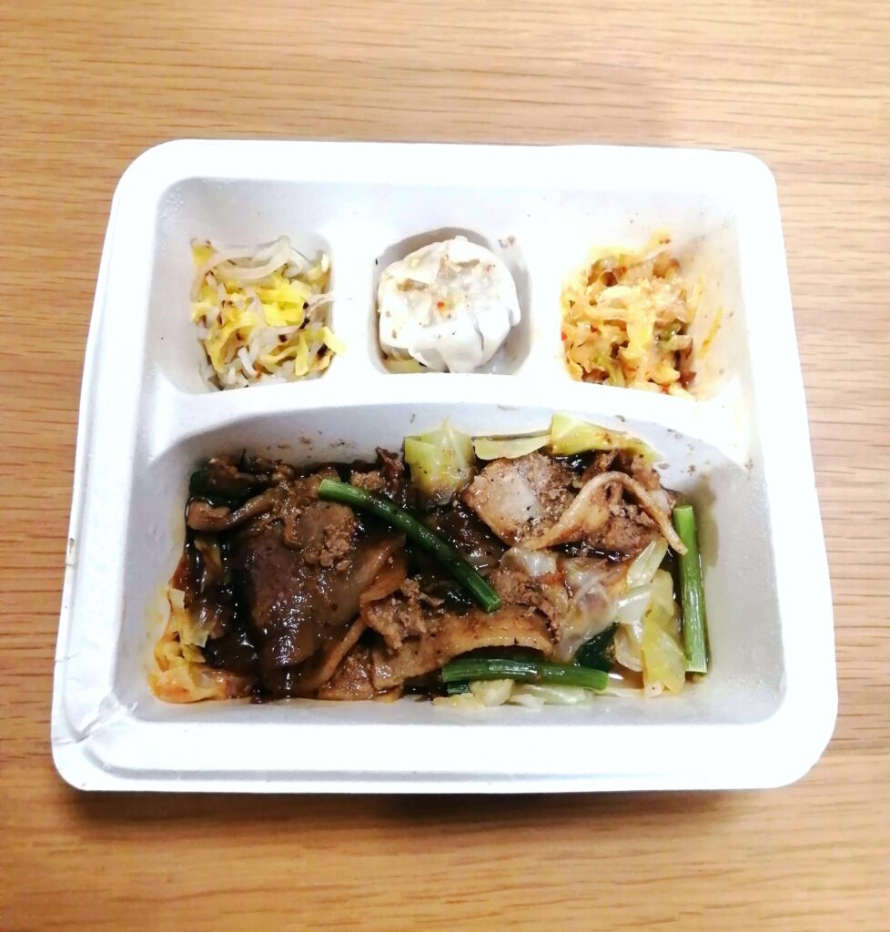 noshの回鍋肉。副菜はシャキシャキ感が心地よいもやしと卵の和え物・ジューシーな焼売・アーモンドをアクセントにした白菜のスイートチリの画像