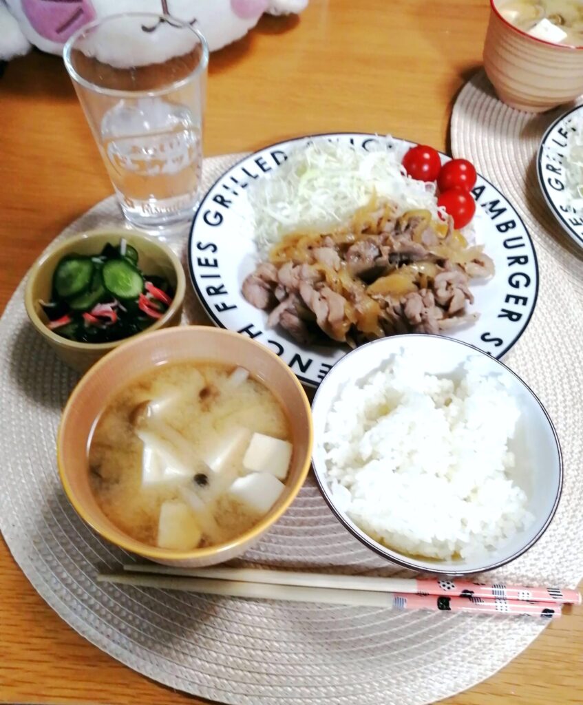 豚の生姜焼き・千切りキャベツ（カット野菜）・味噌汁（しめじと豆腐）・きゅうりとわかめの酢の物の画像