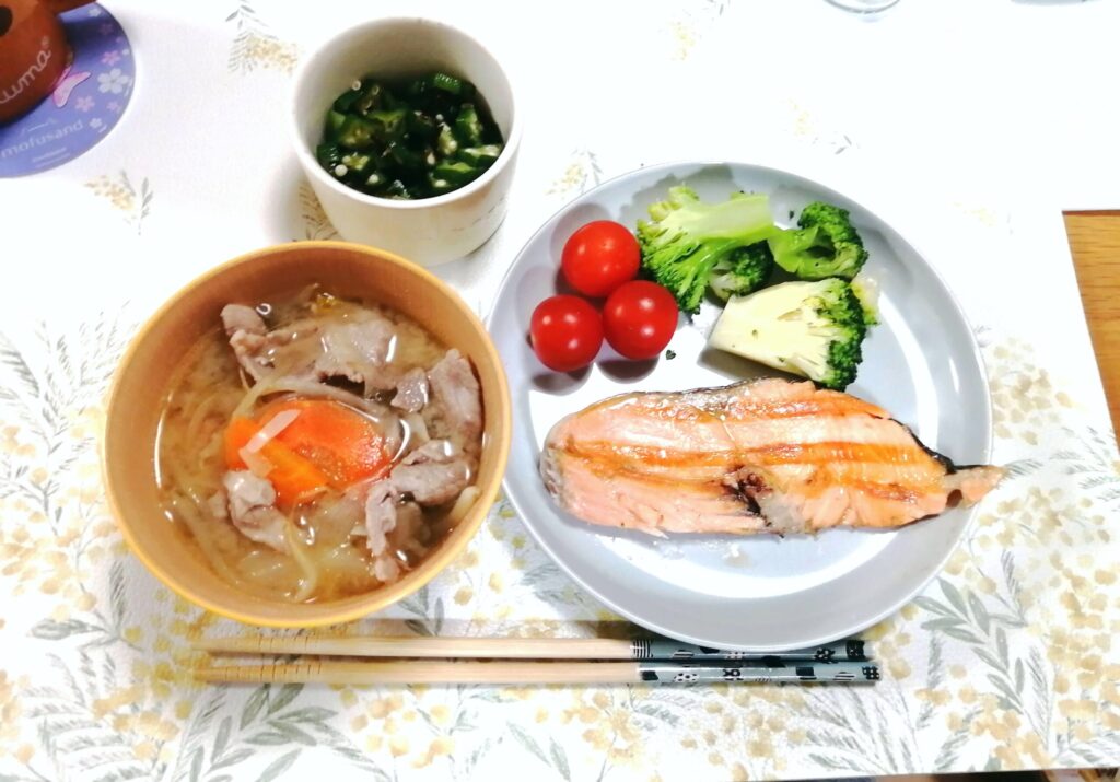 焼き魚（鮭）・具沢山味噌汁（冷凍ストックしていた野菜のあまりや豚肉を使用）・ブロッコリー（冷凍食品）&プチトマト・オクラ（冷凍食品）と塩昆布の和え物・ご飯の画像