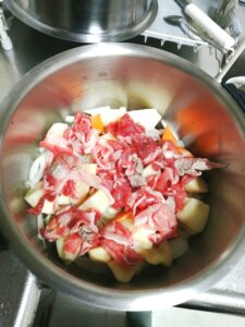 ホットクックの内鍋に肉じゃがの材料と調味料を入れた画像