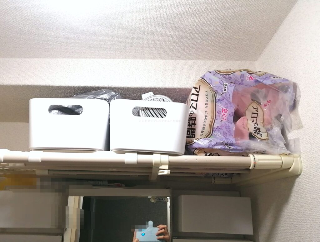 洗面上の上の棚でそのままトイレットペーパーを置いている画像