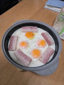 レンジグリルで作ったベーコンエッグの画像