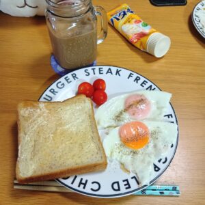 レンジグリルで作った目玉焼きを含めた朝ごはんの画像