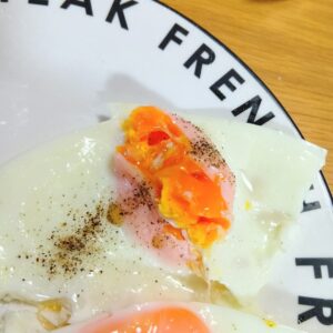 レンジグリルで4分間加熱した目玉焼きの黄身