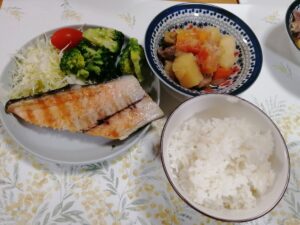 ホットクックで作った肉じゃがとそのほかの夕飯の画像