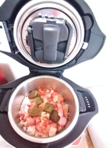 朝にチキンと野菜の無水カレーの材料をホットクックの内鍋にセットした画像