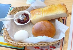 コメダ珈琲のモーニングの山食パン（トースト）またはローブパン。
トッピングのゆで卵と小倉あんの画像