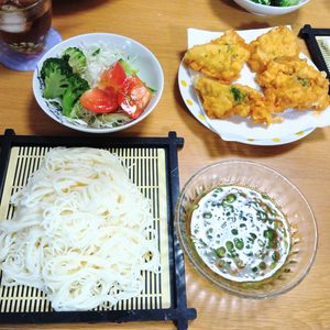 夕飯である、とり天（惣菜）、サラダ、素麺の画像